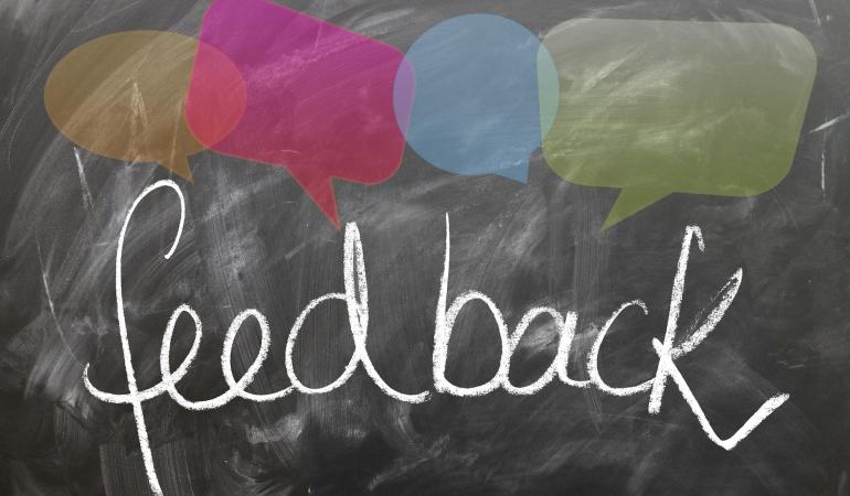 Feedback in krijt op schoolbord